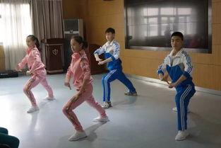 成人韵律操视频小学,童趣盎然——小学生跟随成人韵律操视频快乐健身