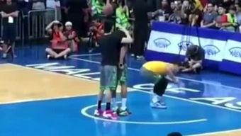 成人颠球锻炼视频讲解,跟随专业视频,轻松提升颠球水平