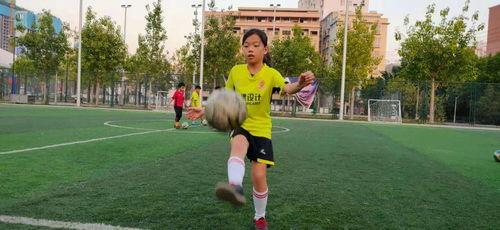 成人颠球锻炼视频讲解,跟随专业视频,轻松提升颠球水平