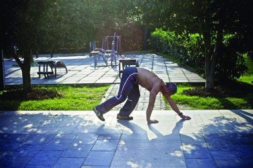 成人健身爬行视频